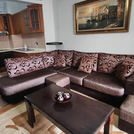 Daire Warm Wooden Escape, Cozy & Elegant *
