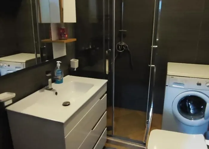 Warm Wooden Escape, Cozy & Elegant טיראנה