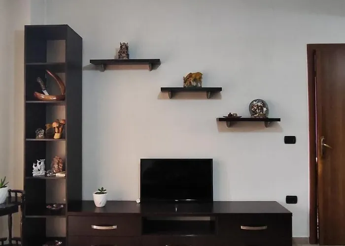 דירה Warm Wooden Escape, Cozy & Elegant *