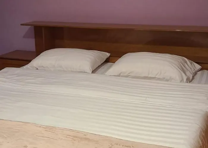 דירה Warm Wooden Escape, Cozy & Elegant *